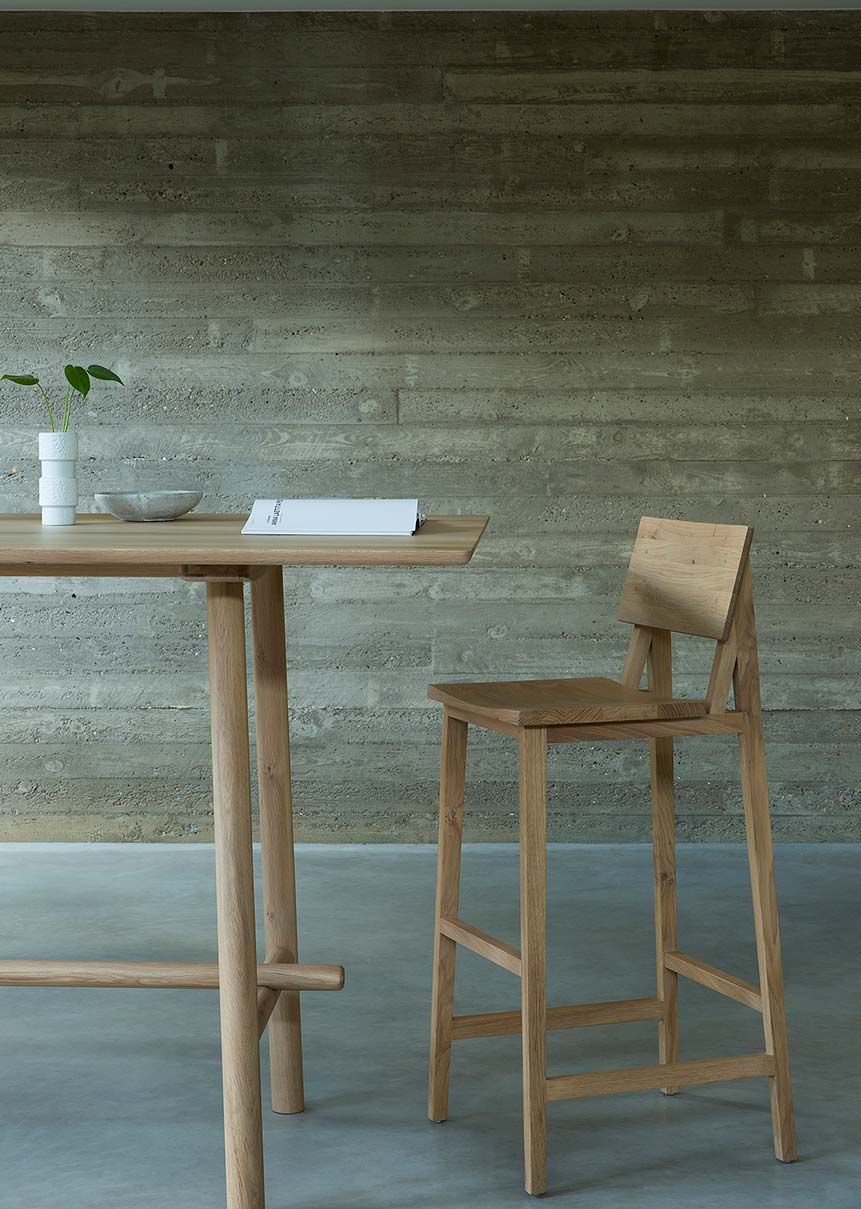 N4 Barstol i lackad ek vid barbord