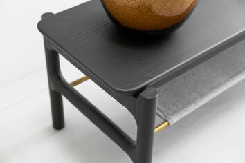 Hallbänken Ant i svart, mattlackad ask (C44).