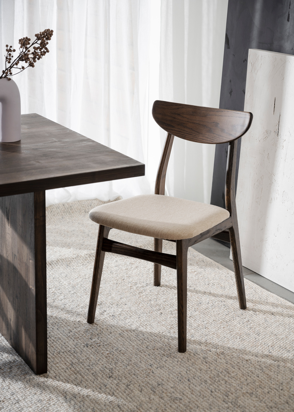 Rodham stol brun ek och Emmett matbord i brun ek - Rowico