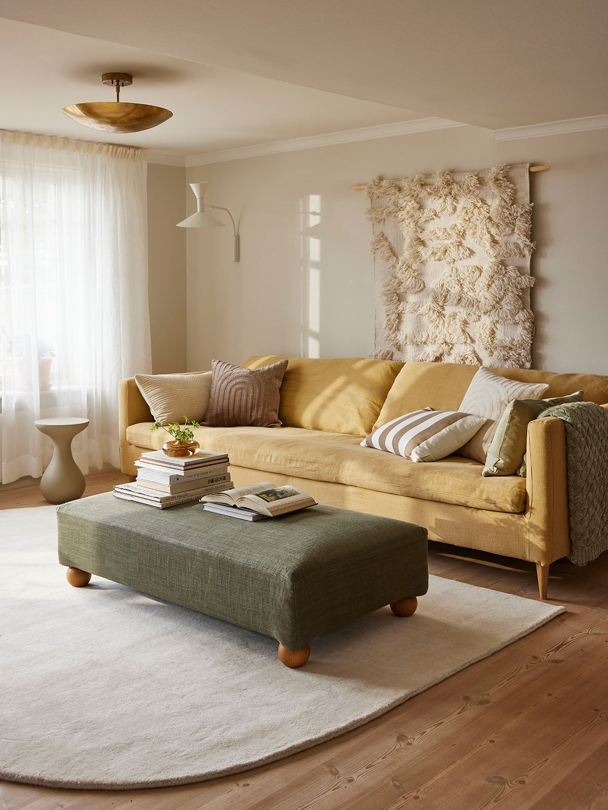 Contour Matta i färgen Off White under soffgrupp i vardagsrum