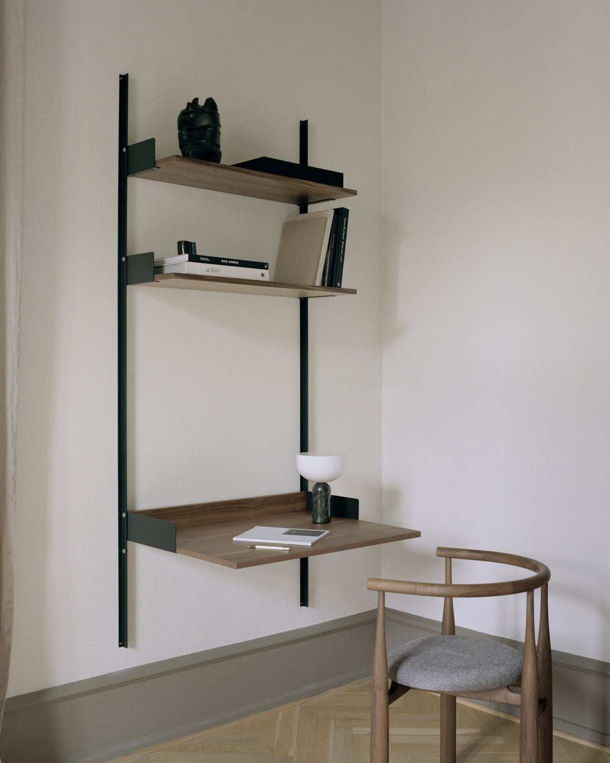 New Works Skrivbordshylla 1900 Valnöt / Svart med Bukowski Stol