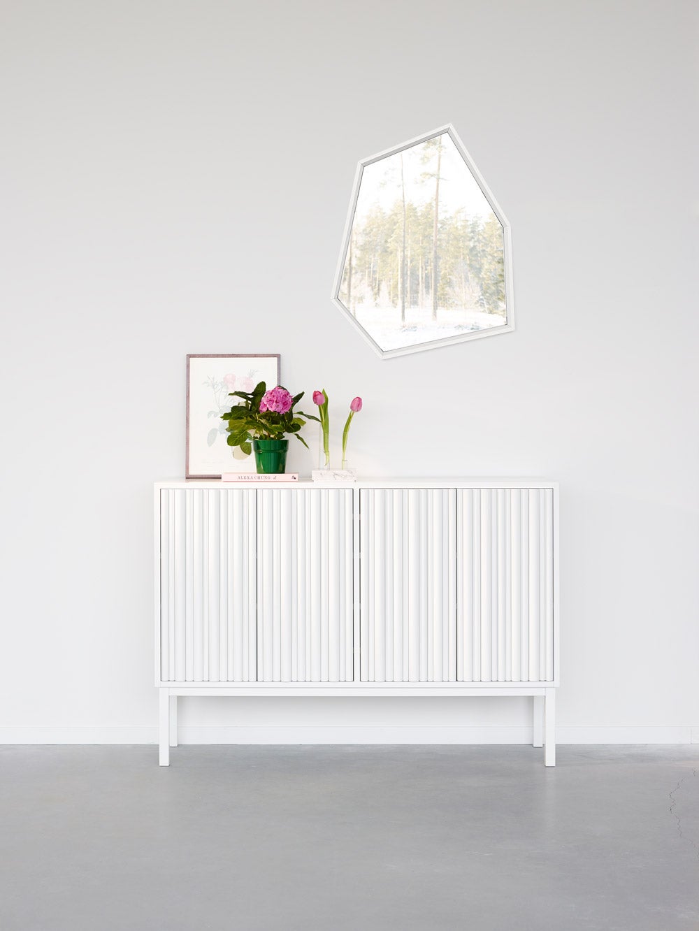 Collect 2013 Skåp Lågt Vit / Vit med en tavla, en rosa krukväxt och en vas med rosa tulpaner