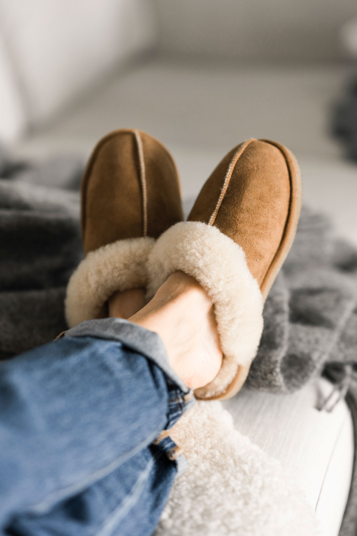 Jessica Fårskinnstofflor Chestnut på kvinna med uppkavlade jeans