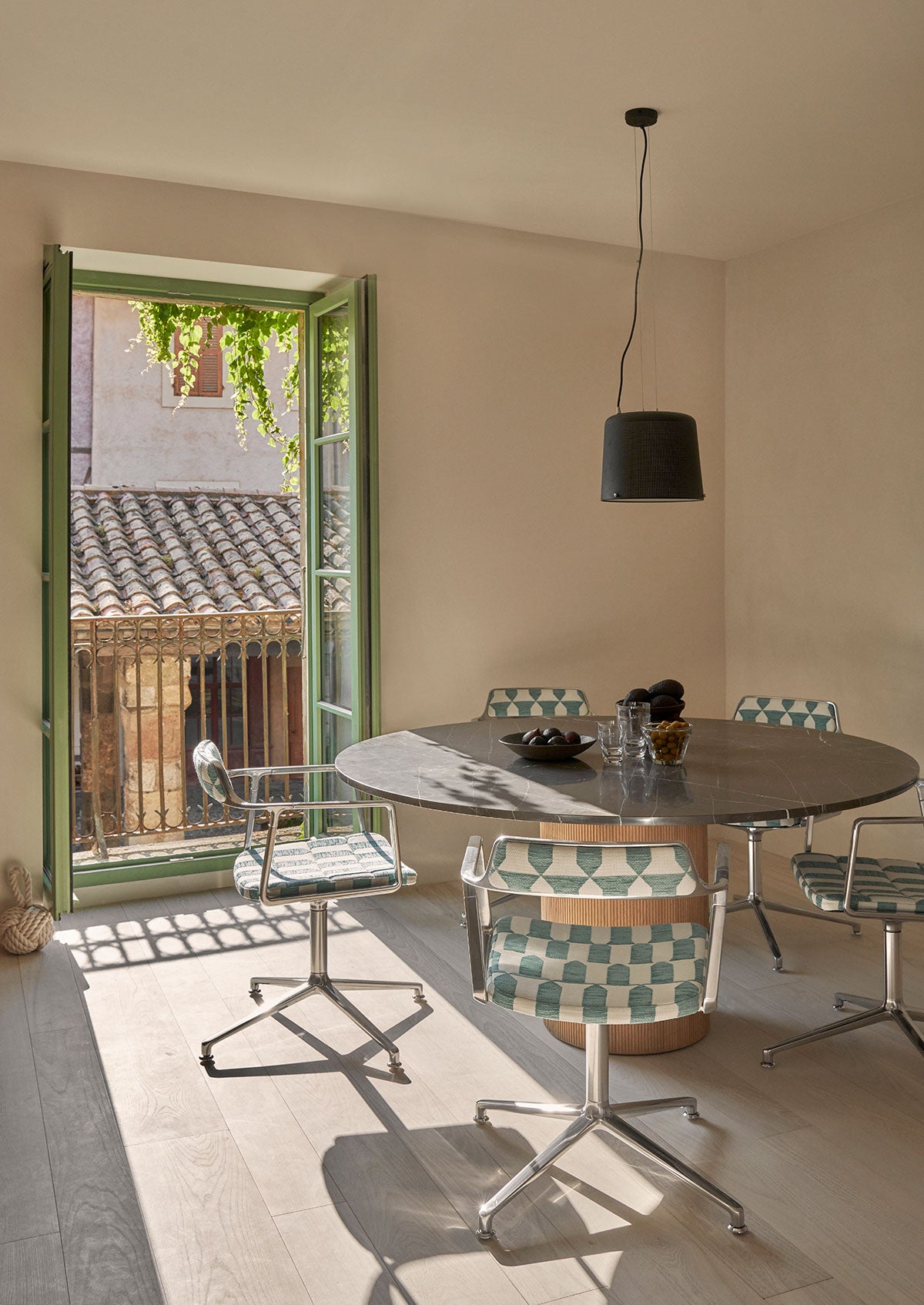 Fem stycken Vipp 452 Swivel Chair i tyget Lagrasse med stativ i polerat aluminium runt ett matbord