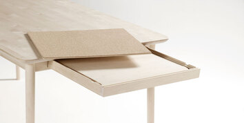 Iläggsskiva till Prima Vista Bord förvaras smidigt i en låda i sargen av bordet. Ljus mattlackad björk från Stolab. 
