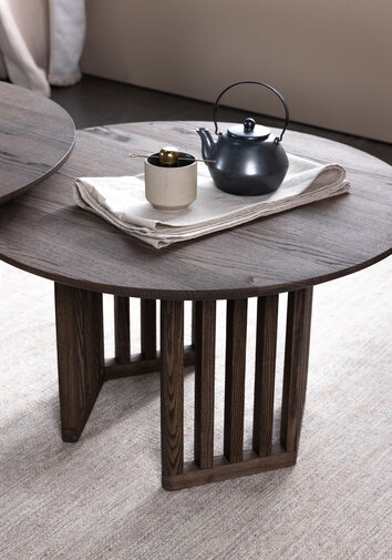 Akustik Soffbord Runt i ask C11 med tekanna och tekopp