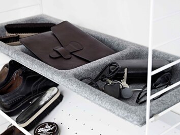 String Skohylla med Skålplan i grå filt