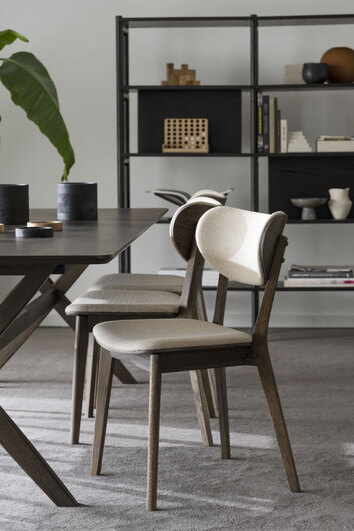 Kato Stol Brunlackad Ek med beige tyg vid matbord