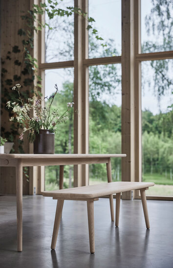 Miss Tailor Bänk i ljus mattlackad björk vid Miss Tailor Bord