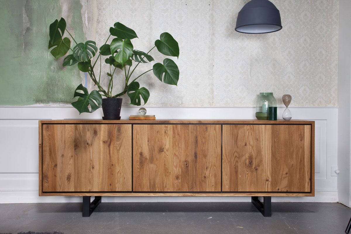 Forest Sideboard med krukväxt och dekorativa prydnader