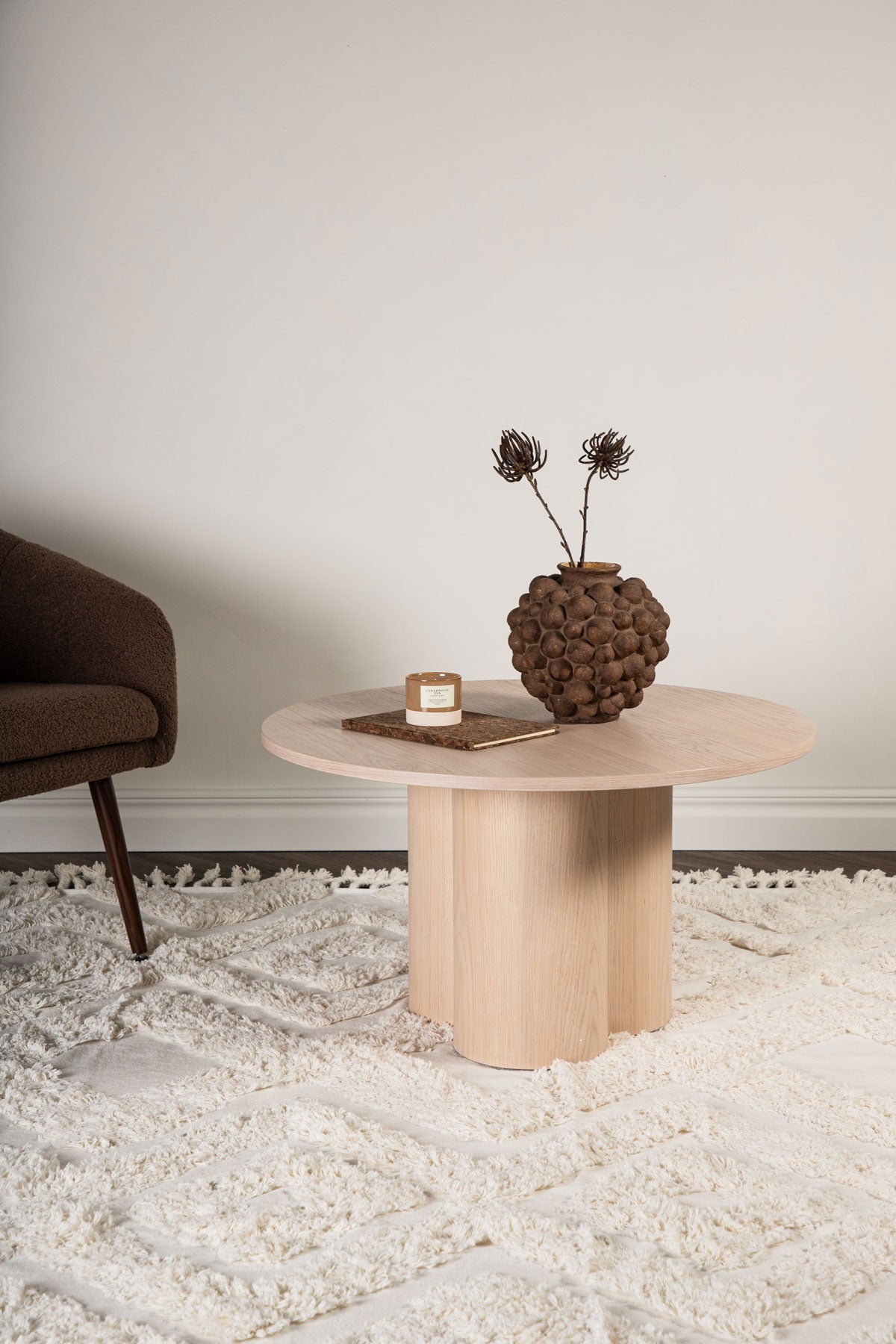 Venture-Design-Olivia-Soffbord-Vitputsad-Miljo-1