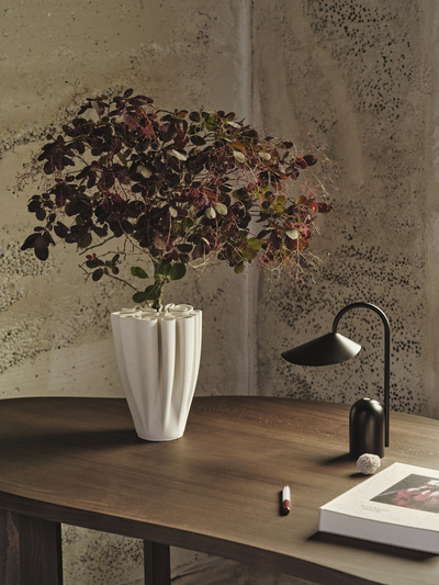 fermLIVING_AW24_DedaliVase_1104270012_ArumPortableLamp_Black_1104269284