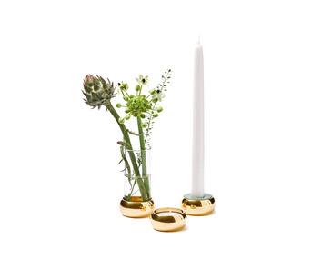 Constella Gåvoset i mässing med tre delar. Här finns plats för antingen tre värmeljus eller kombinera med en vas, ett värmeljus och ett kronljus. 