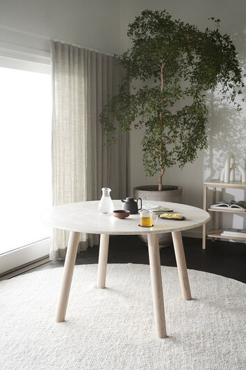 Taransay Matbord Ø125 | Beige Travertin / Vitpigm. Ek