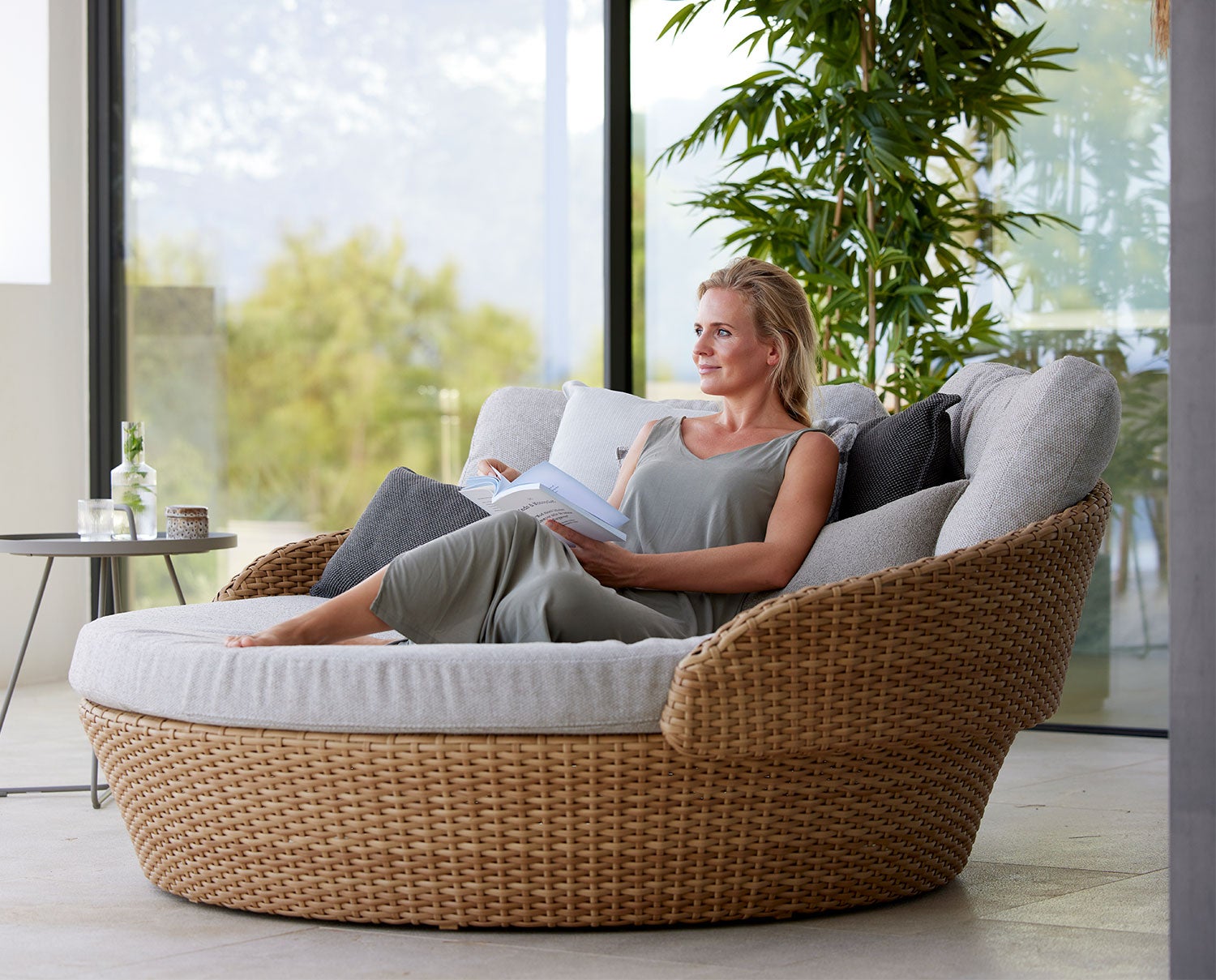 Ocean Large Dagbädd Natural i utomhusmiljö med kvinna som läser