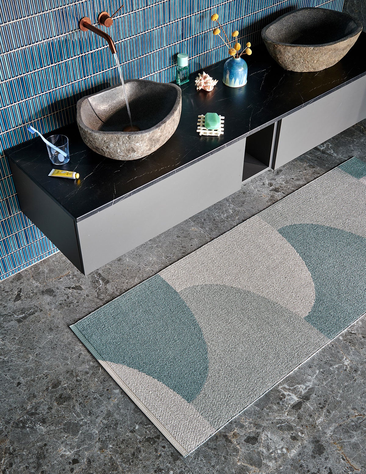 Hill Gångmatta i färgen Haze/Sage på golv i badrum