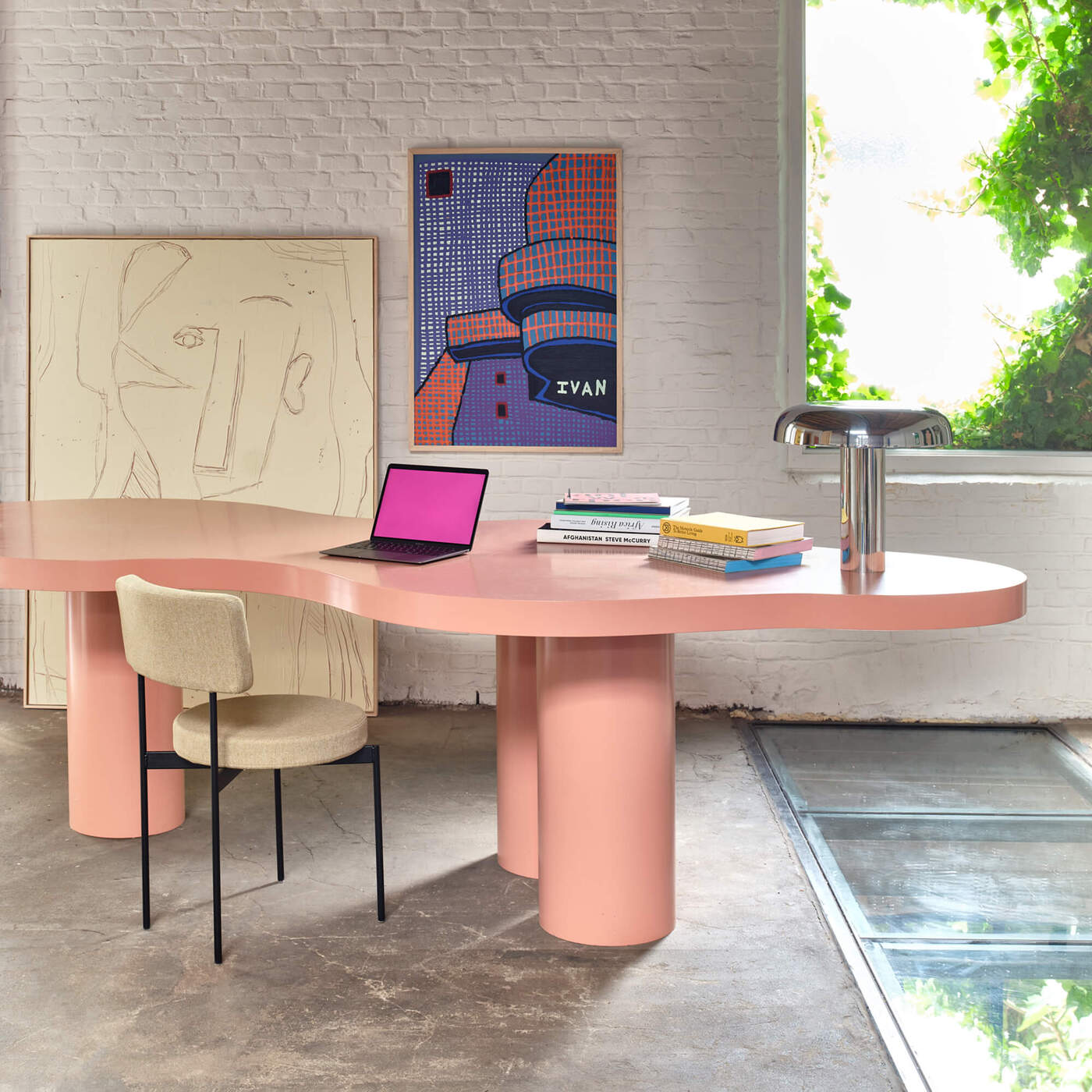 Rosa skrivbord med Mushroom bordslampa från HKliving