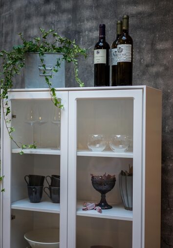 Volt Skåp Glasdörr Vit fyllt med glas, koppar och porslin