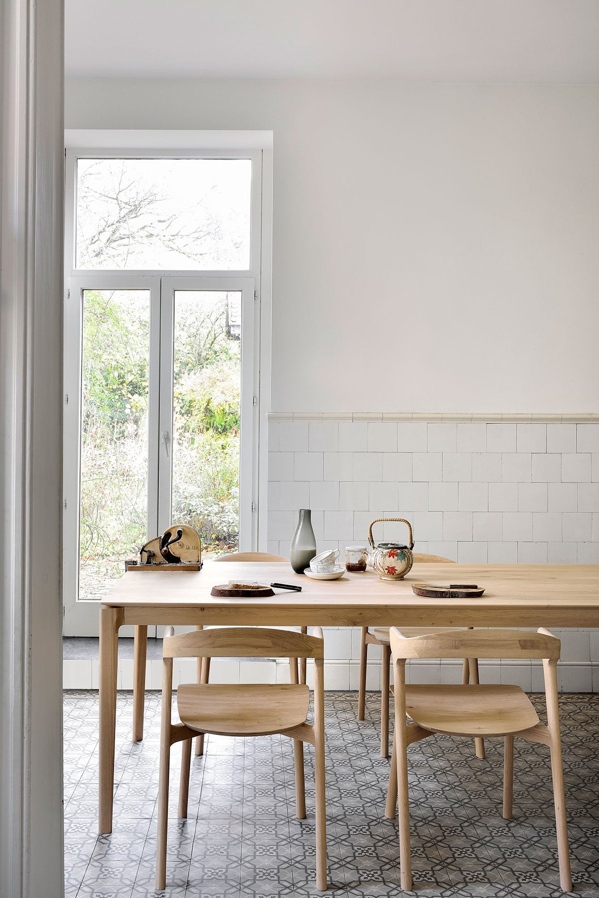 Bok Matbord 160x80 i lackad ek i ett kök med fyra matstolar