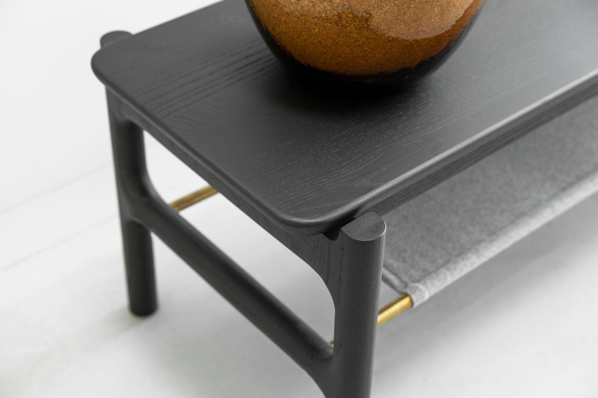 Hallbänken Ant i svart, mattlackad ask (C44).