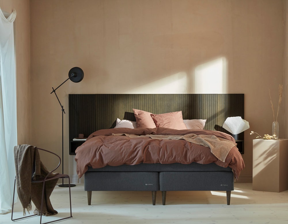 Family-Kontinentalsang-180x200-cm-i-tyget-ECO-Morkgra-5.jpg Family Kontinentalsäng i tyget ECO Mörkgrå med trägavel