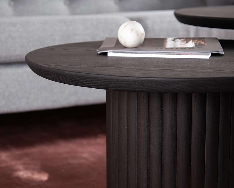 Velvet Soffbord med dekorativa detaljer och tidningar