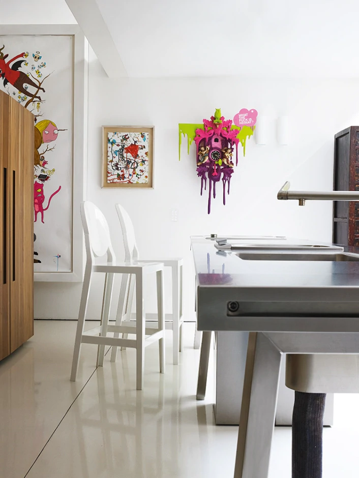 One More barstol 65 Vit vid en köksö