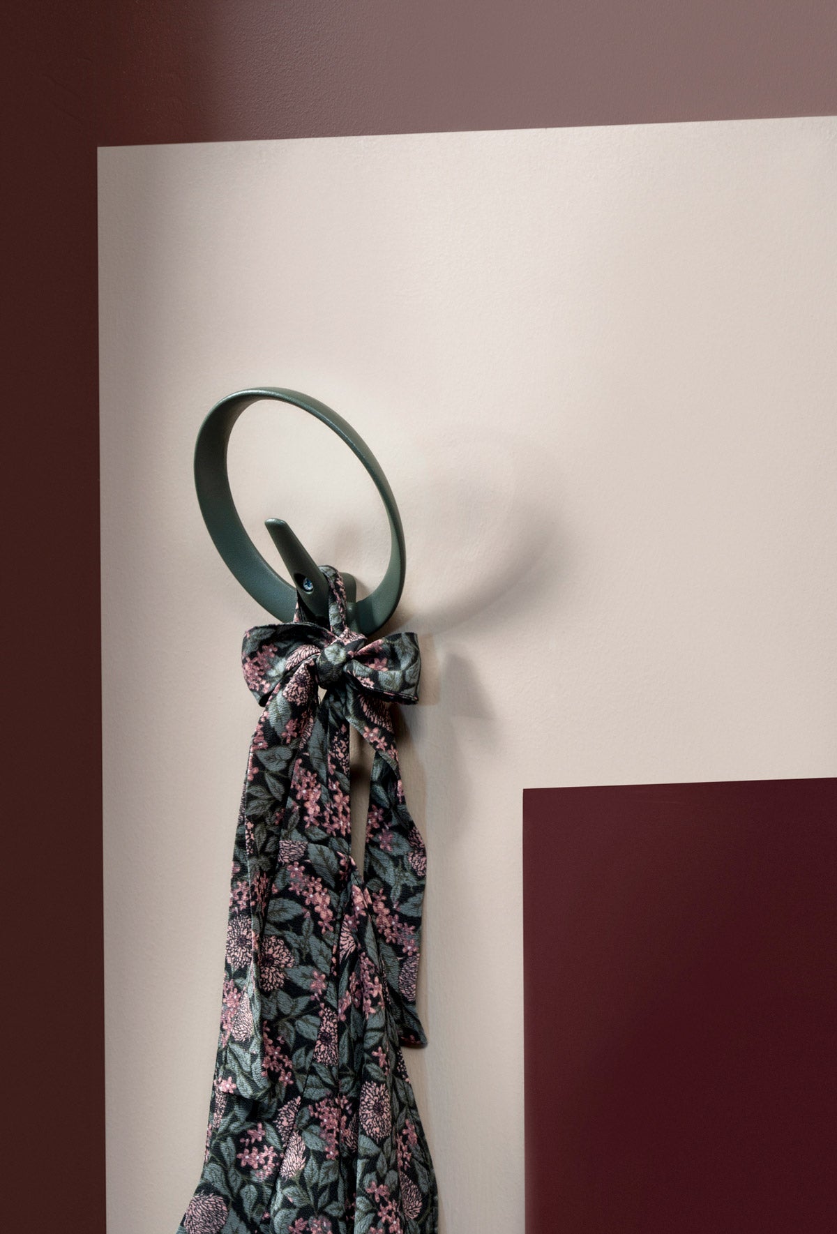 Gloria Klädkrok i Grangrön Struktur med ett hängande klädesplagg