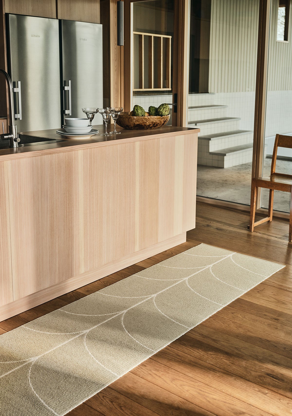 Framsida på Leif Gångmatta i färgen Seagrass i kök