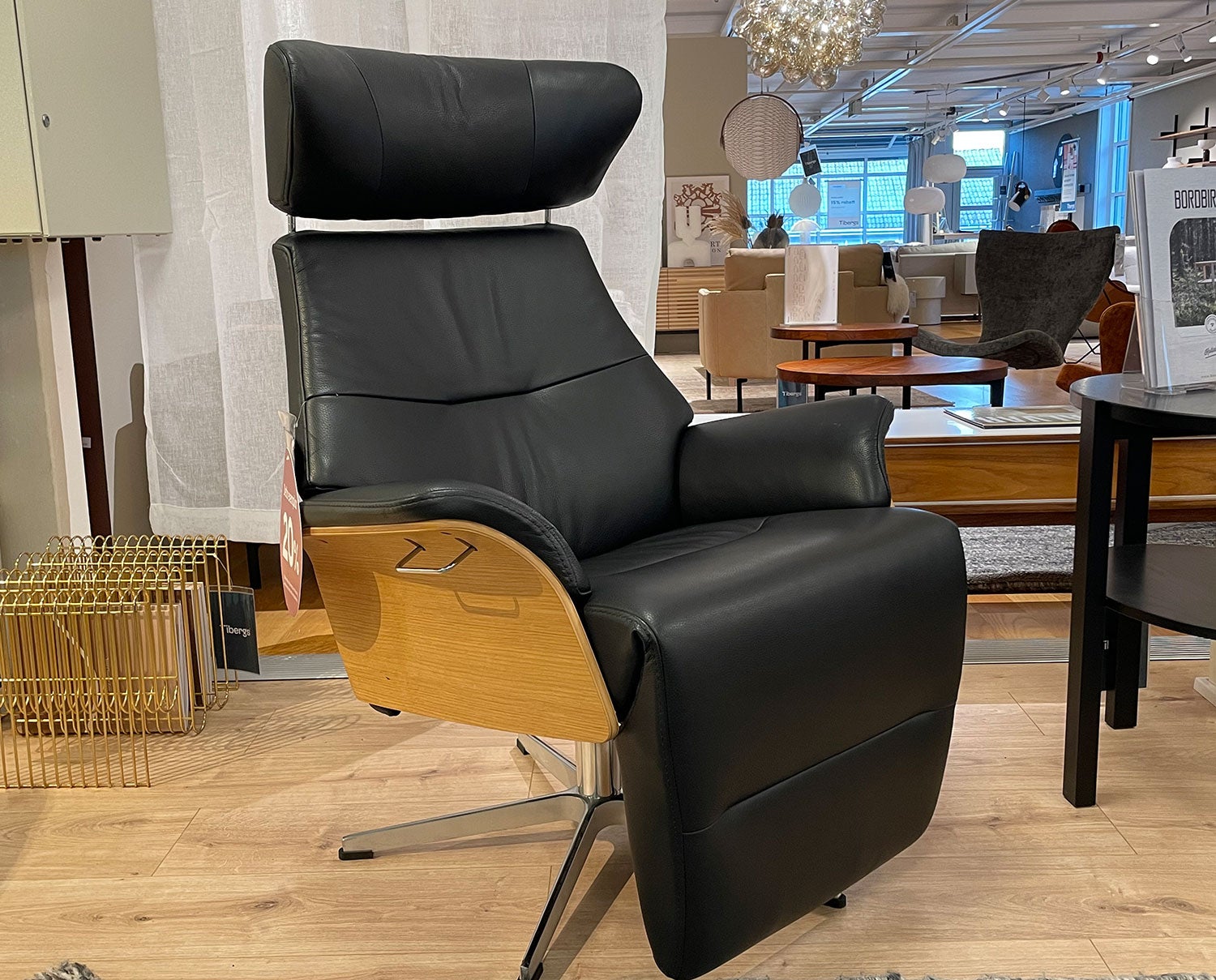 Air-fatolj-med-fotstod-conform-utställningsex-1