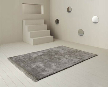 Kisho Matta i neutral miljö med flera runda speglar på väggen