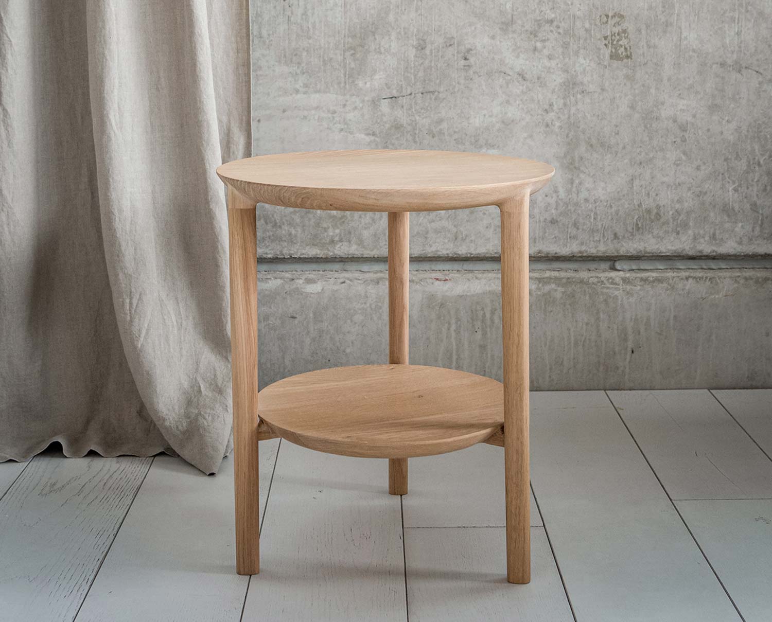 Bok Sidobord i ek mot betongvägg