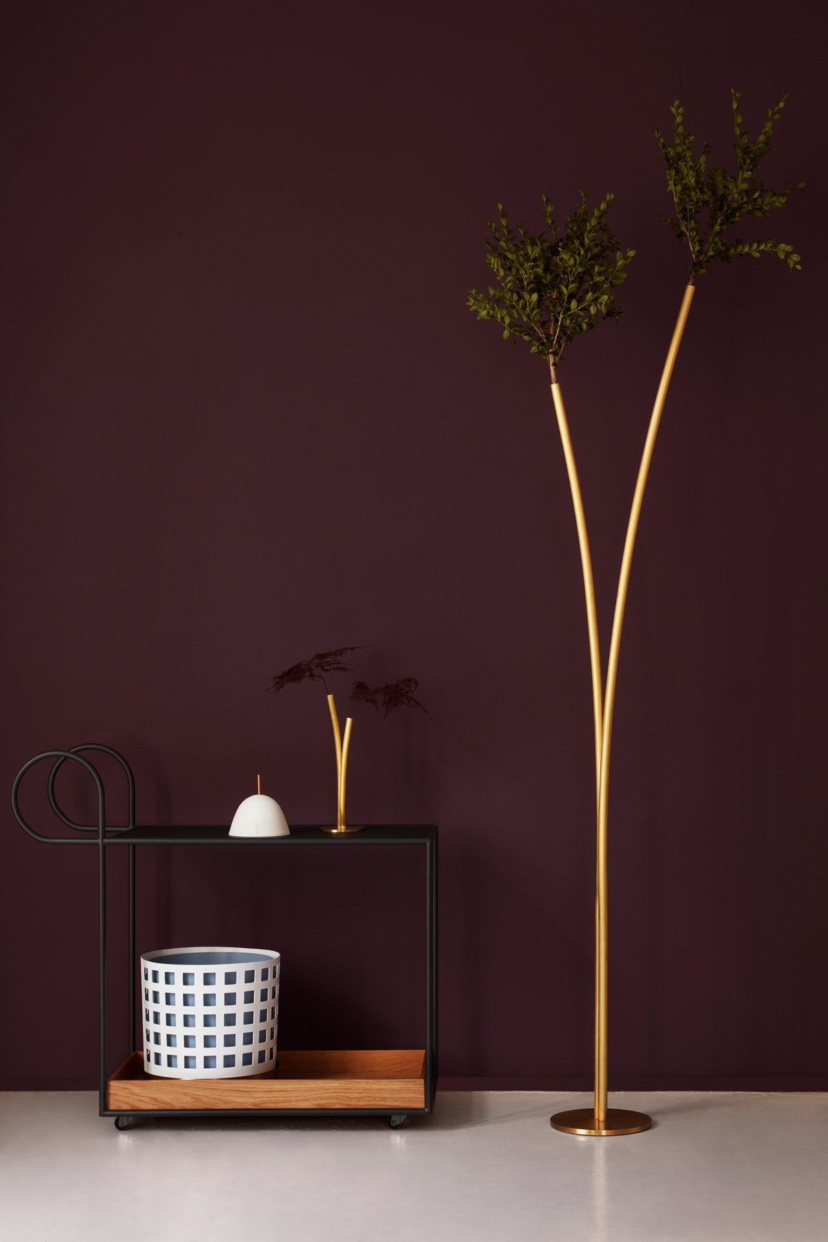 Skott Vas Mega och Skott Vas Liten. Vasen står på en serveringsvagn bredvid Gömma Förvaring.