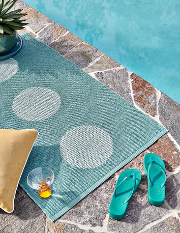 Vera Pop Gångmatta i färgen Jade/Pale Turquoise på en poolkant