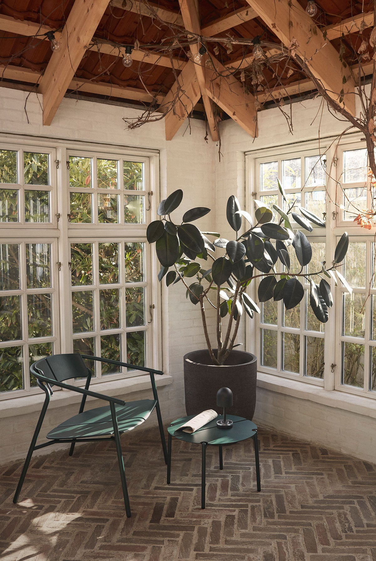 Novo Loungestol och Loungebord i färgen Forest i soligt uterum