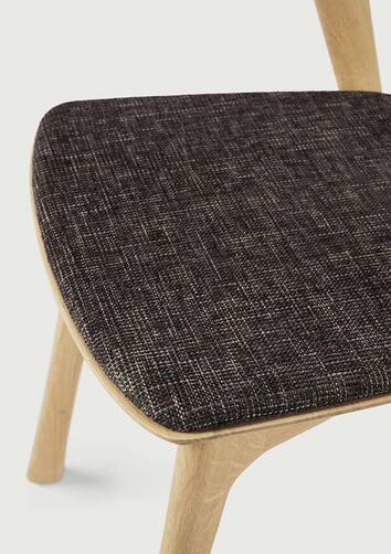 Bok Stol i lackad ek klädd i Tyg Mörkbrun