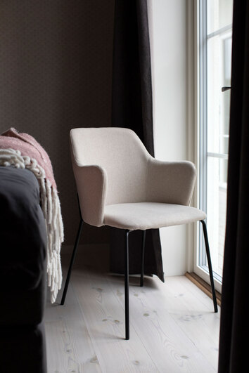 Urban Stol Beige vid fönster med ljusinsläpp