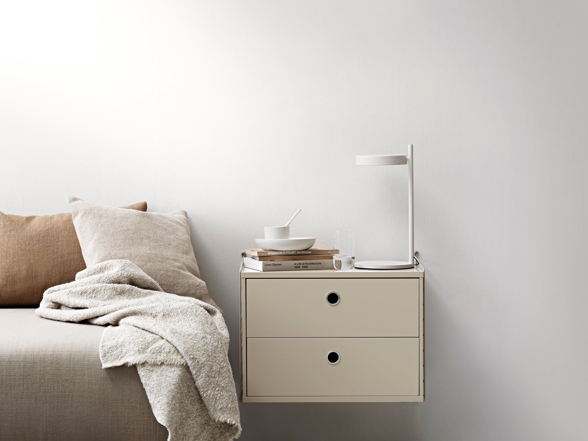 inspiration-string-system-bedroom-beige-white-2_landscape_xxlarge.jpg Stringhylla till sovrummet - Designa efter egna önskemål. Denna modell beige/vit