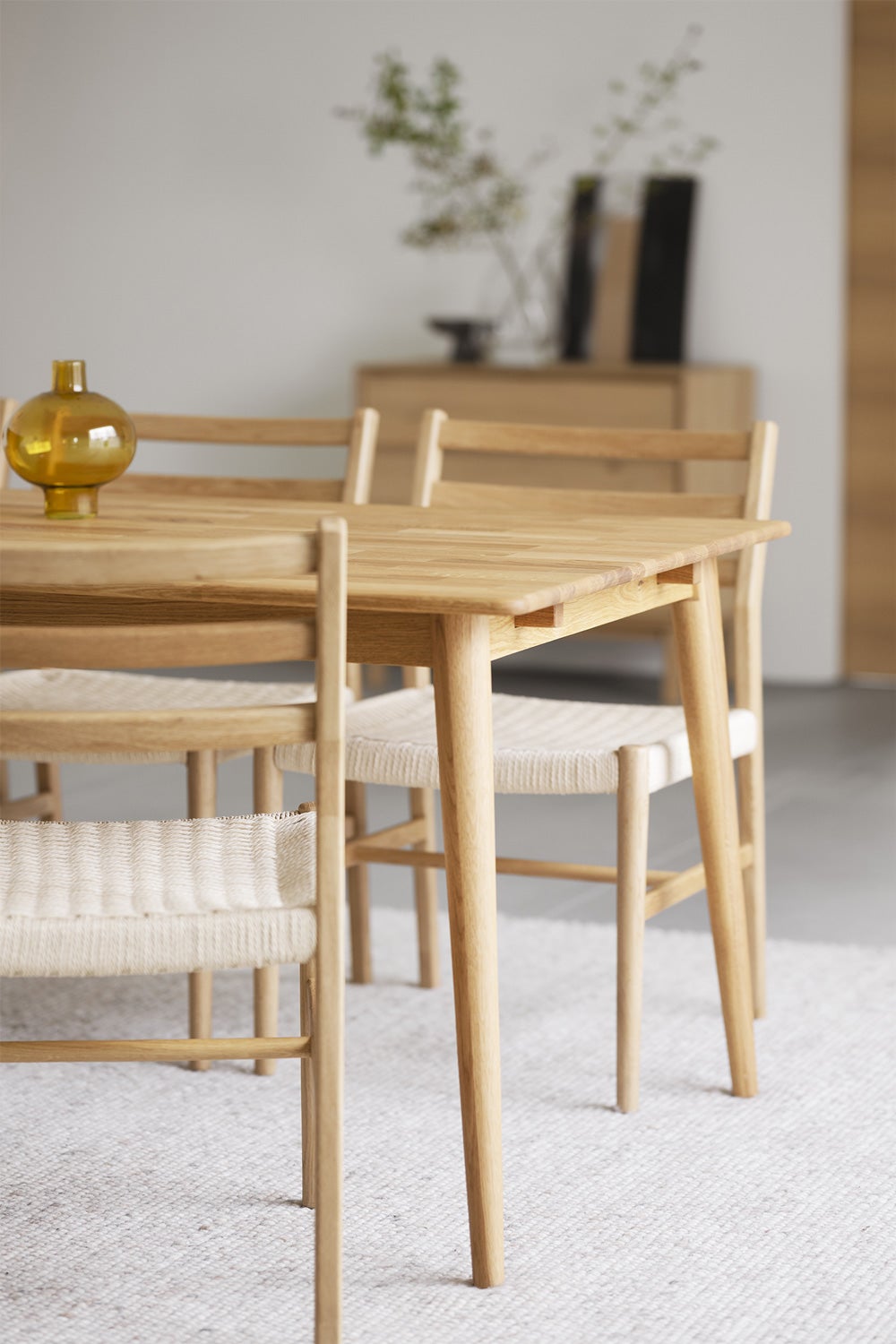 Tyler-matbord-oljad-ek-HARLAN-stol-detalj-01