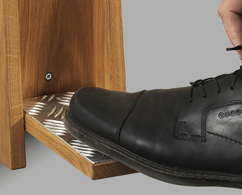 Plankan Skoset Oljad Ek med svart dressad sko