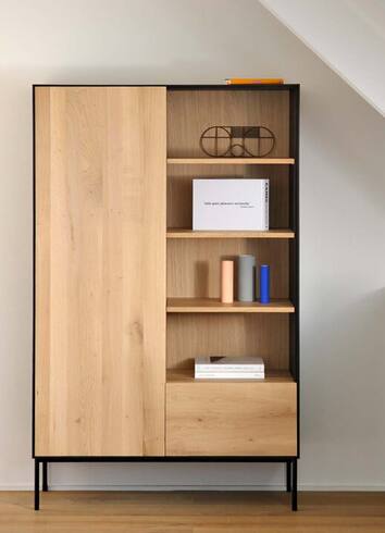 Blackbird Skåp med dekorativa detaljer på varje öppet hyllplan