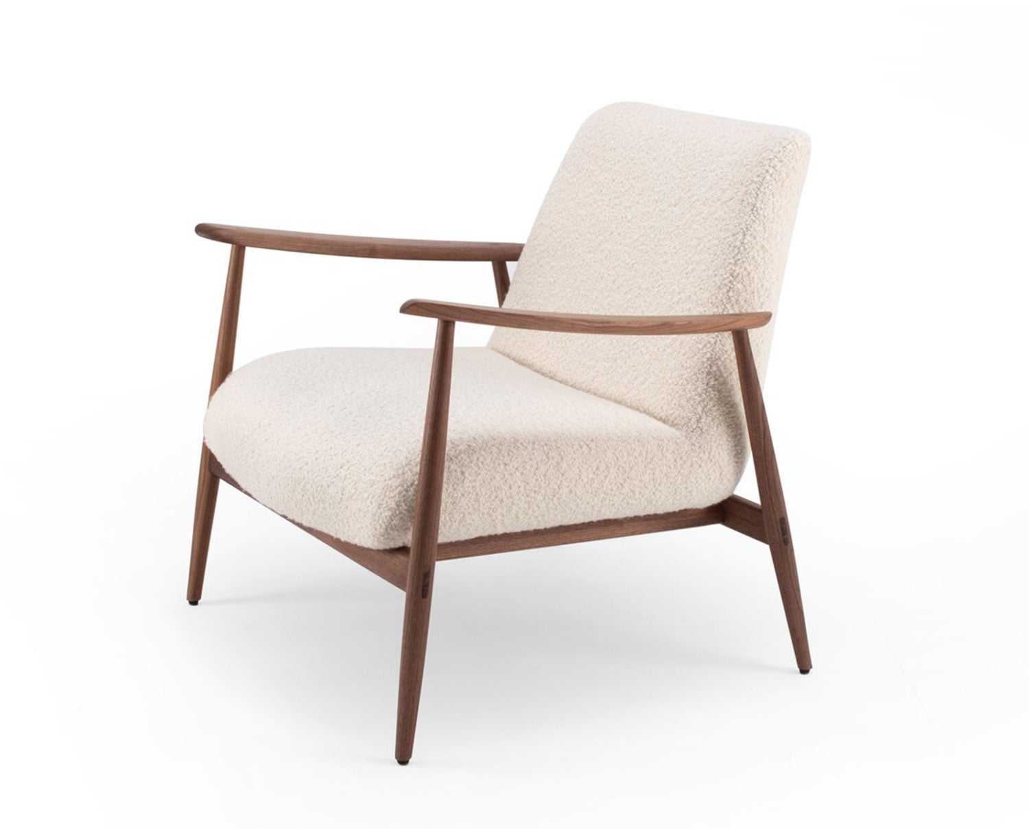 Aska Loungefåtölj i oljad valnöt i tyget Dedar Nimbus 6