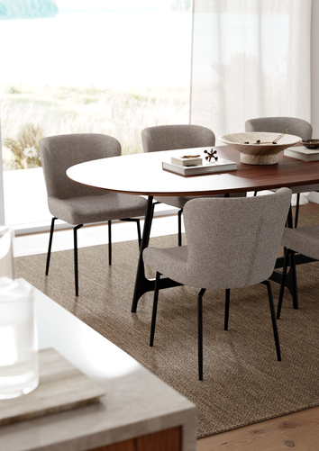 Glam-stol-pebble-Earth-Boucle-Svart-ooid-oval-bord-valnotfaner-lifestyle-1