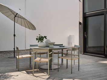 Peace Matbord i färgen Nordic Green med matstolar utomhus