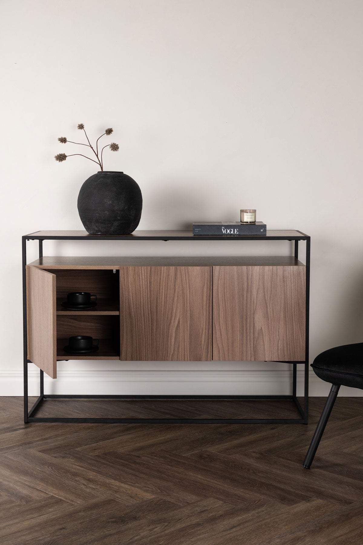 Kingsport Skåp i valnöt med en rund vas och dekorativ bok