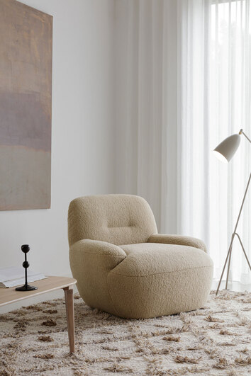 Uma Fåtölj i tyget Poodle 2 Beige på beige matta bredvid ett soffbord och en golvlampa