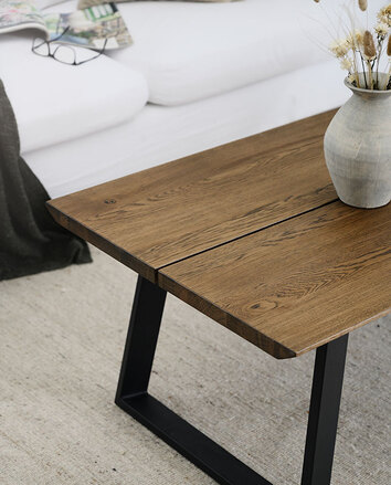 Melville Soffbord på beige matta med vit soffa i bakgrunden