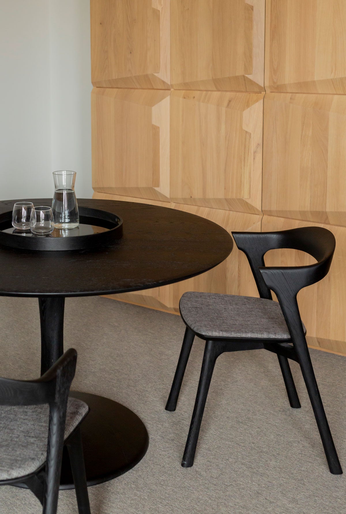 Torsion-Matbord-D127-Svart-Ek-Miljo