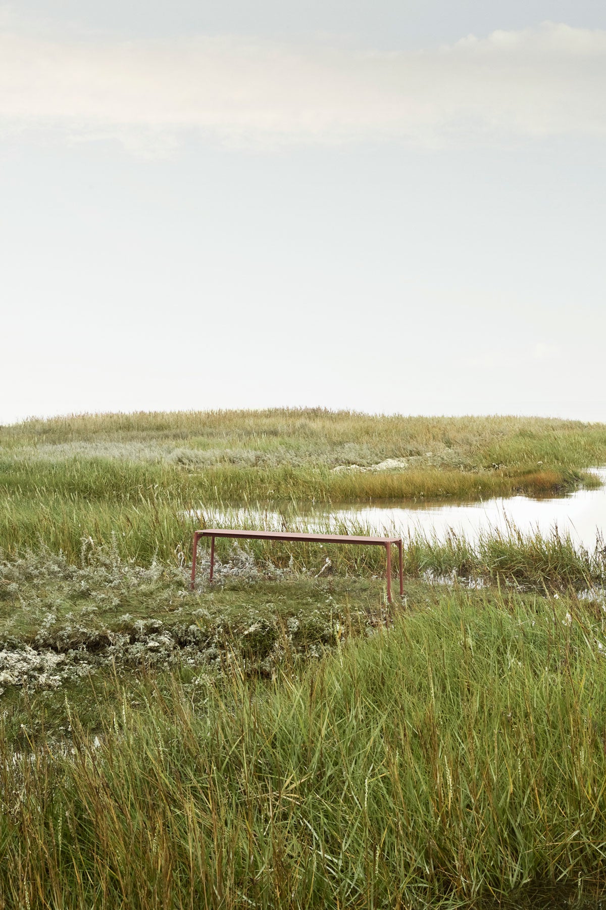 Novo Bänk i färgen Ginger Bread i öppet gräslandskap