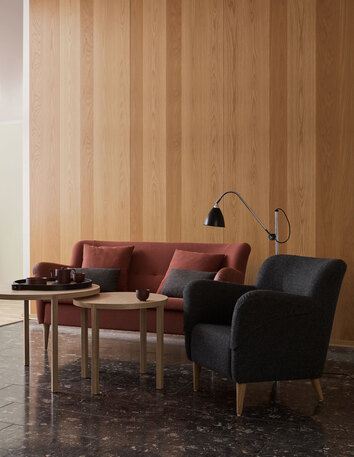Soffan Nova i tvåsitsig modell. Soffan är klädd i tyget Linara 20, med ben i oljad ek.